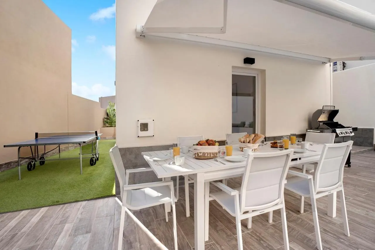 Luxury Villa Taganana 阿德耶